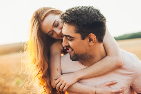 Retrato Hombre Guapo Sonriente Dando Novia Pelirroja Paseo Cerdito Vuelta —  Fotos de Stock