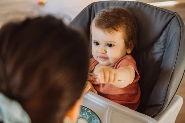 Mãe Alimentando Bebê Com Colher Comendo Purê Maçã Enquanto Sentado — Fotografia de Stock