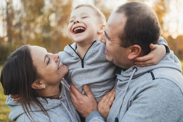 Famille Caucasienne Amuser Porter Leur Fils Dans Parc Public Promenade — Photo