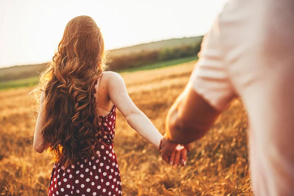 Vue Arrière Une Femme Rousse Méconnaissable Tenant Main Son Petit — Photo