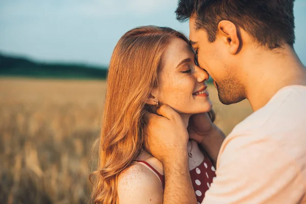 Porträt Eines Kaukasischen Paares Mann Und Frau Reichen Sich Zum — Stockfoto