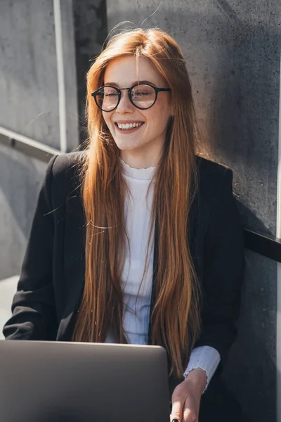 Χαμογελαστή Γυναίκα Freelancer Πληκτρολογώντας Στο Πληκτρολόγιο Του Υπολογιστή Και Χαμογελώντας — Φωτογραφία Αρχείου