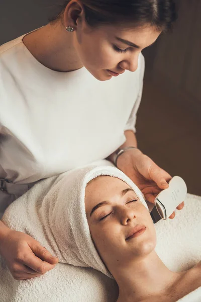 Schöne Frau Erhält Ultraschall Hautreinigung Ultraschall Reinigungsverfahren Hardware Kosmetologie — Stockfoto