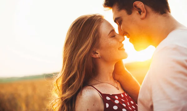迷人的高加索夫妇在夏天的田野里接吻的肖像 浪漫的情侣约会 女性美的肖像 — 图库照片