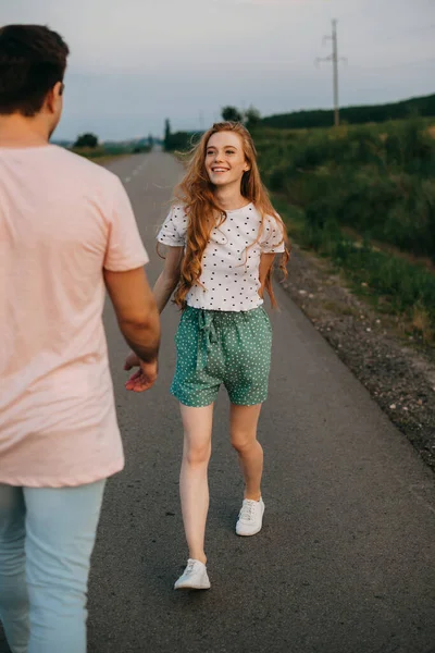 Glada Par Som Älskar Att Promenera Längs Landsvägen Över Vetefält — Stockfoto