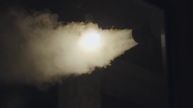 Gri duman jeneratörü, karanlık bir odada bir lambanın yanında. Enerji konsepti. Akşam manzarası. Gece görünümü.