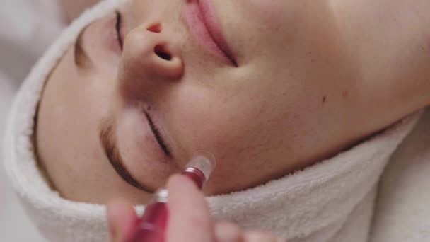 Kozmetikçiler Kadınların Yüzüne Derma Kalem Takıp Spa Salonunda Mezoterapi Uyguluyorlar — Stok video