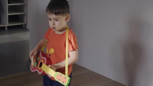 Menino Shirt Tocar Uma Guitarra Brinquedo Cantar Uma Canção Educação — Vídeo de Stock