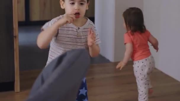 遊び心のある弟と赤ちゃんの妹は 彼らの家の中で回避 幸せな子供の笑顔 幸せな家族のレジャー — ストック動画