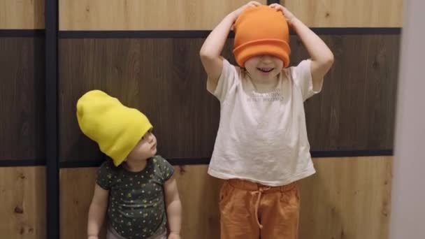 Dos Niños Pie Uno Lado Del Otro Posando Con Sombrero — Vídeo de stock