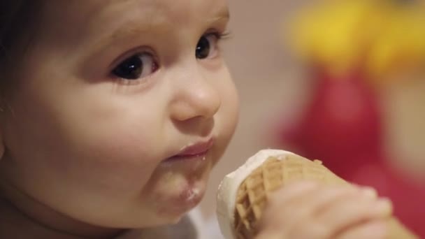 Portret Aproape Copil Drăguț Copil Linge Înghețată Vanilie Con Stând — Videoclip de stoc