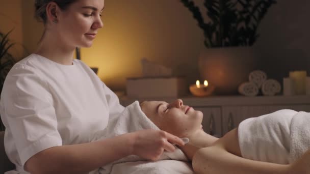 Kvinna Massage Halsringningen Med Professionella Verktyg Dessa Salong Dermatologi Hudvård — Stockvideo