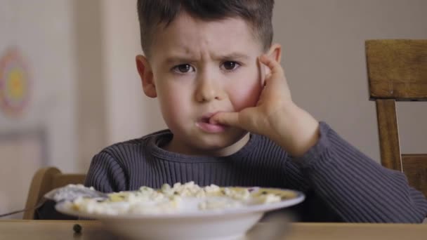 Μικρό Αγόρι Κλαίει Και Αρνείται Φάει Χυλό Πρωί Στο Σπίτι — Αρχείο Βίντεο