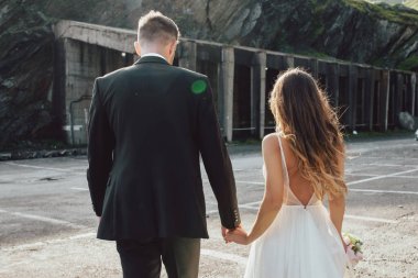 Dağlardaki fotoğraf çekiminden sonra eve dönen gelin ve damadın dikiz görüntüsü. Romantik bir an. Arka plan.