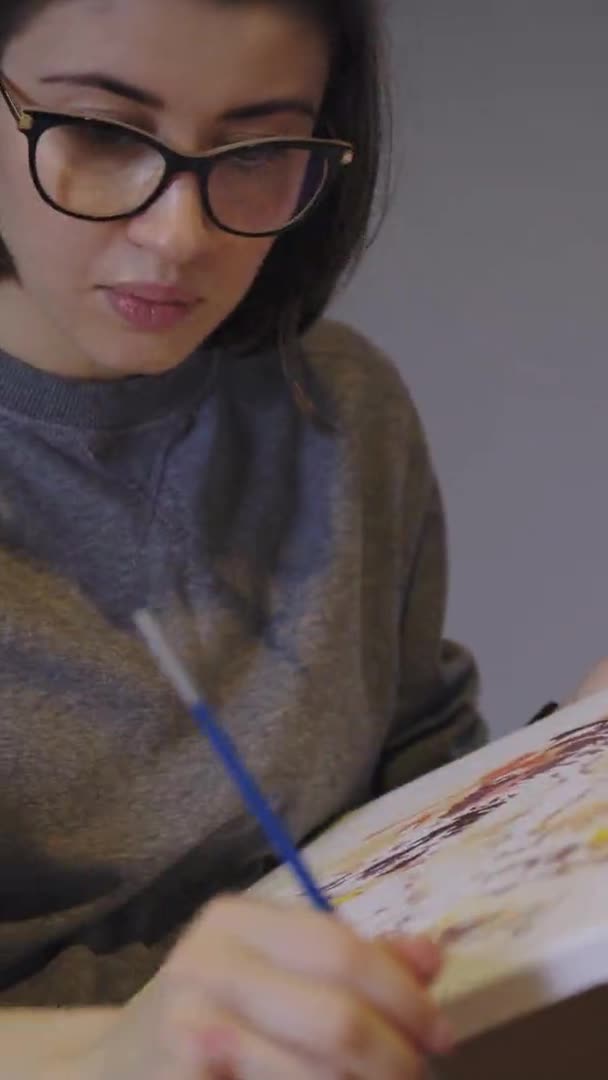 Žena Držící Štětec Kreslící Obrázek Podle Čísel Kreativní Koníček Malování — Stock video