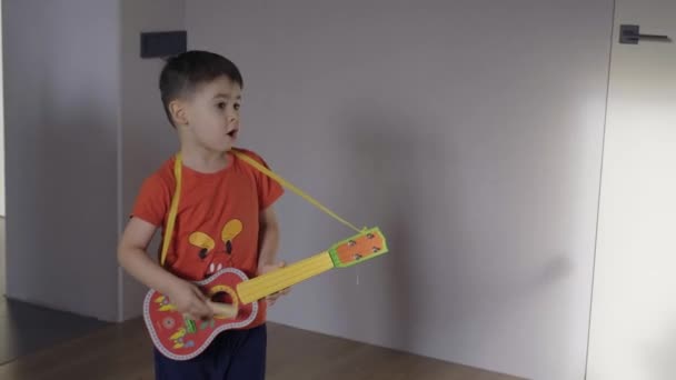 Niño Preescolar Usando Juguete Guitarra Tiempo Libre Concepto Estilo Vida — Vídeos de Stock