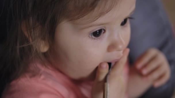 Милая Малышка Кусающая Ложку Сидя Стульчике Здоровое Питание Красивый Портрет — стоковое видео