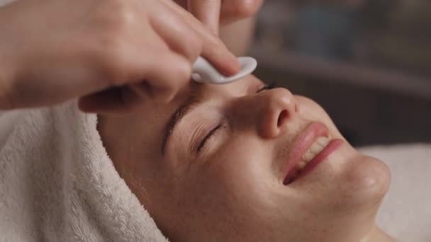 Cosmetologue Faire Nettoyage Mécanique Visage Avec Une Cuillère Uno Enlever — Video