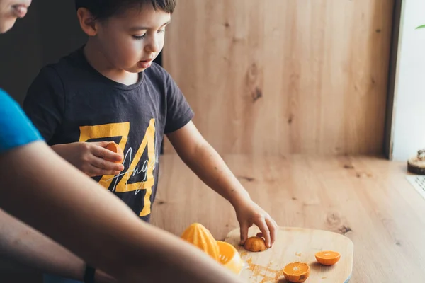 Μητέρα Γιο Της Ετοιμάζουν Φρέσκο Χυμό Πορτοκαλιού Στην Κουζίνα Υγιές — Φωτογραφία Αρχείου