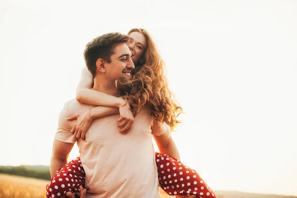 Portrait Man Giving His Girlfriend Piggy Back Ride Outdoor Setting — Stockfoto