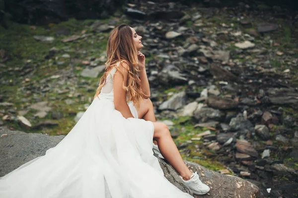 Bride White Dress Posing Sitting Stone Backdrop Rocky Mountains Wedding —  Fotos de Stock