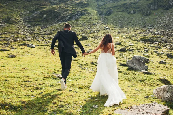 Back View Bride Groom Running Autumn Field Mountains Light Backdrop — 스톡 사진