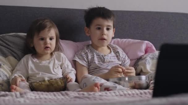 Two Children Brother Baby Sister Watching Evening Family Watching Sofa — Vídeo de Stock