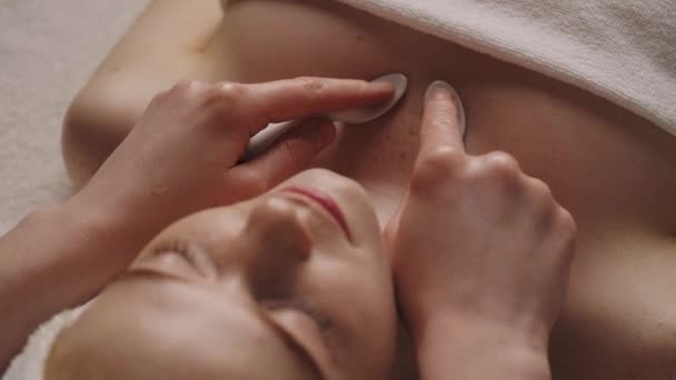 Kosmetikerinnen Machen Die Gesichtsbehandlung Mit Löffeln Medizinische Behandlung Gesunder Lebensstil — Stockvideo