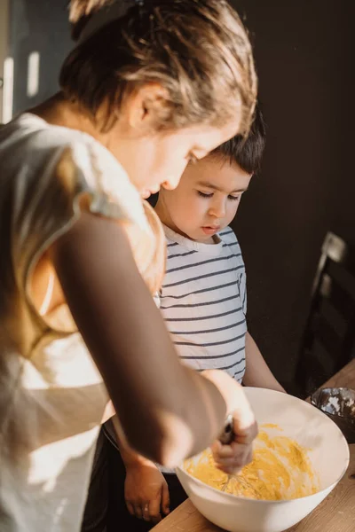 Mother Child Mixing Ingredients Bowl Kitchen Together Cooking Time — Φωτογραφία Αρχείου