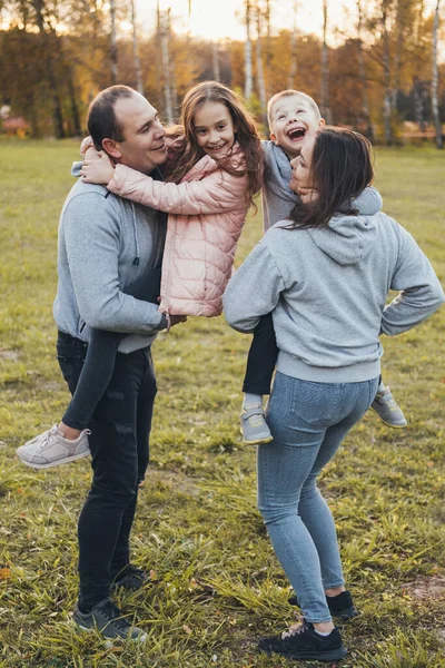 Gelukkige Familie Die Plezier Heeft Buiten Het Park Terwijl Samen — Stockfoto