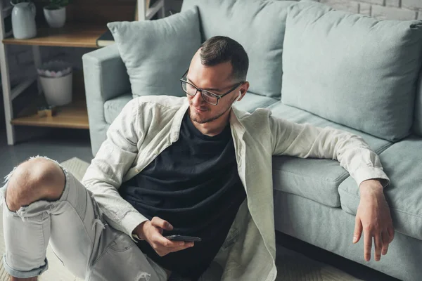 Portrait Man Casual Clothes Sitting Floor Leaning Sofa Watching News — Stockfoto