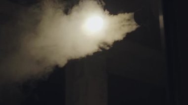 Lambanın ışığında borudan buhar çıkıyor. Enerji konsepti. Tasarım elemanı. Ev tasarımı.