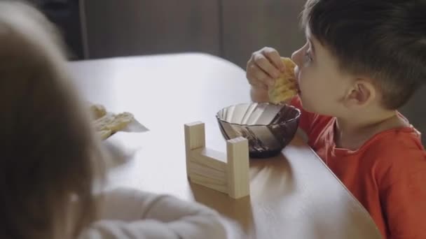 Boy Eating Morning Pancakes While Playing Wooden Blocks Smiling Happy — Αρχείο Βίντεο