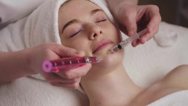 Beautician Makes Procedure Microdermabrasion Womans Face Beauty Salon Facial Treatment — 图库视频影像
