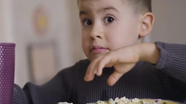 Fiú Éppen Vacsorázott Önmagát Fröcskölte Hogy Igyon Nagy Pohár Vízből — Stock videók