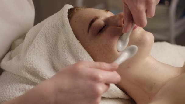 Kozmetikusok Kezét Hogy Bőr Sima Fényes Orvosi Porcelán Kanalakkal Nők — Stock videók