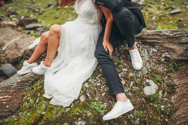 Half Body View Wedding Couple Love Wearing White Shoes Sitting — ストック写真