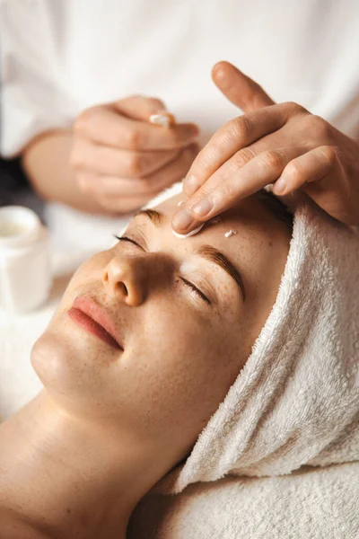 Beauticians Hands Applying Aging Facial Cream Massaging Woman Face Skin — Stockfoto