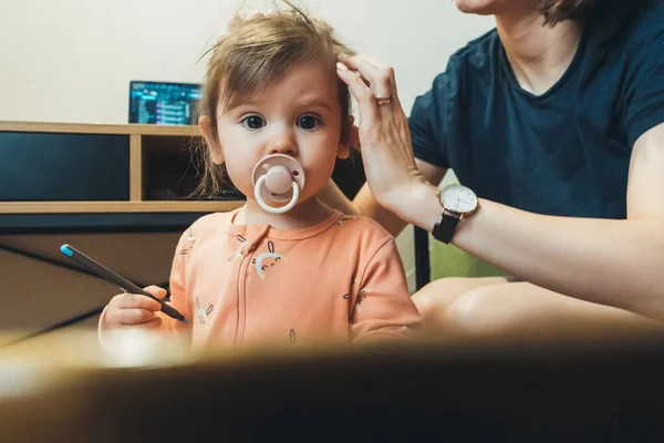 Curious Baby Girl Looking Interest Camera Mother Grooming Baby Hair — Fotografia de Stock