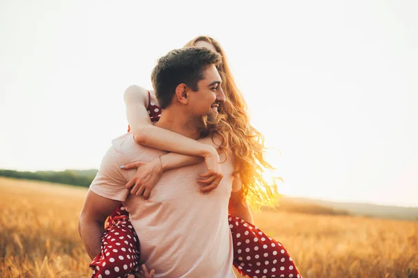 Blank Glimlachend Liefdevol Paar Dat Plezier Heeft Buitenlucht Zomer Aantrekkelijk — Stockfoto