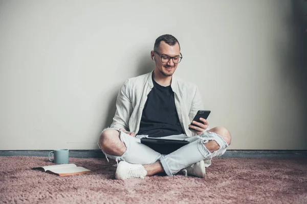 Front View Young Caucasian Man Sitting Floor Home Using Digital — 图库照片