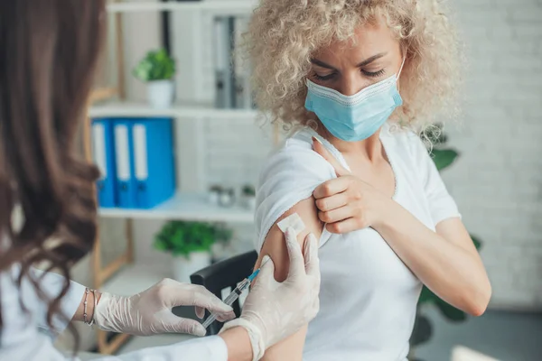 Curly Woman Receiving Coronavirus Vaccine Injection Arm Hospital Corona Virus — Fotografie, imagine de stoc