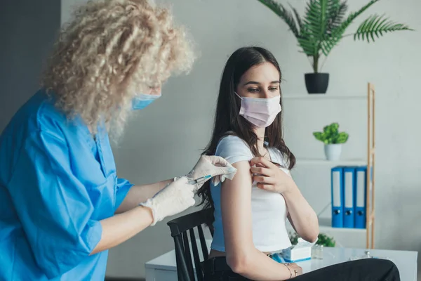 Nurse Holding Syringe Using Cotton Make Injection Patients Arm Medical — Foto Stock