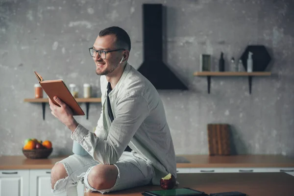 Handsome Caucasian Man Wearing Eyeglasses Reading Book Kitchen Home Leisure — 图库照片