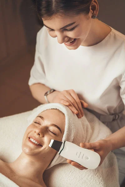 Smiling Caucasian Woman Receiving Ultrasound Cavitation Facial Peeling Spa Salon — Stockfoto