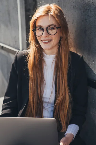 Caucasian Businesswoman Working Her Laptop Sitting Park Bench Urban City — Φωτογραφία Αρχείου