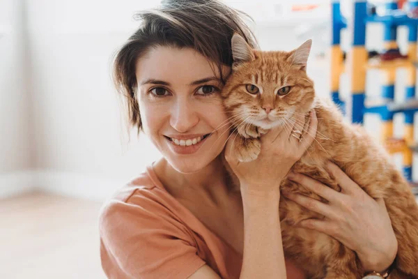 Portrait Caucasian Woman Smiling Hug Her Cat While Taking Rest — 스톡 사진