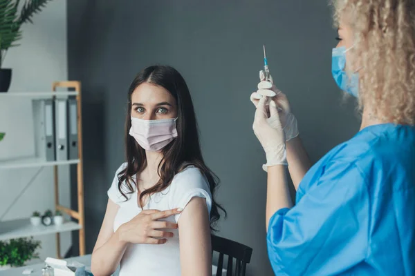 Female Doctor Preparing Vaccine Covid Injecting Patient Clinic Pandemic Prevention — Fotografie, imagine de stoc