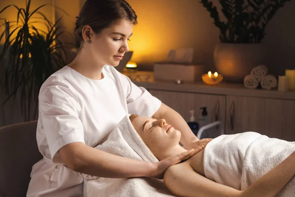 Caucasian Woman Receiving Shoulders Massage Beauty Spa Salon Skin Care — Stock fotografie