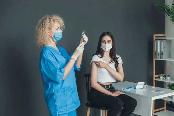 Patient Medical Face Mask Looking Needle Vaccine Syringe Held Doctor — Fotografie, imagine de stoc
